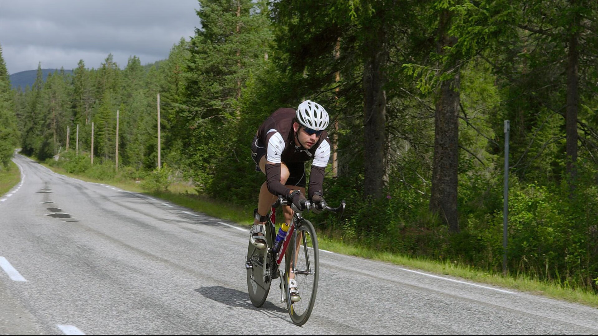 猛龙活塞擦出火花，双方实力对比展现火爆，猛龙冲击